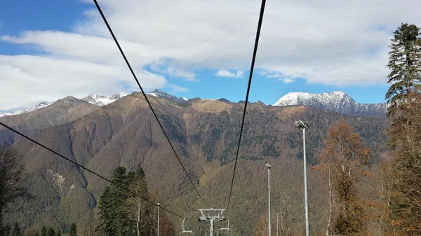 Montañas del Cáucaso, cumbres de nieve, pasarela, estación de esquí Krasnaya Polyana —  Fotos de Stock