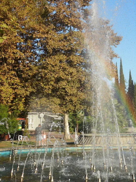Fontes e arco-íris no parque da cidade — Fotografia de Stock