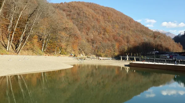 Jezioro w górach i jesień las — Zdjęcie stockowe