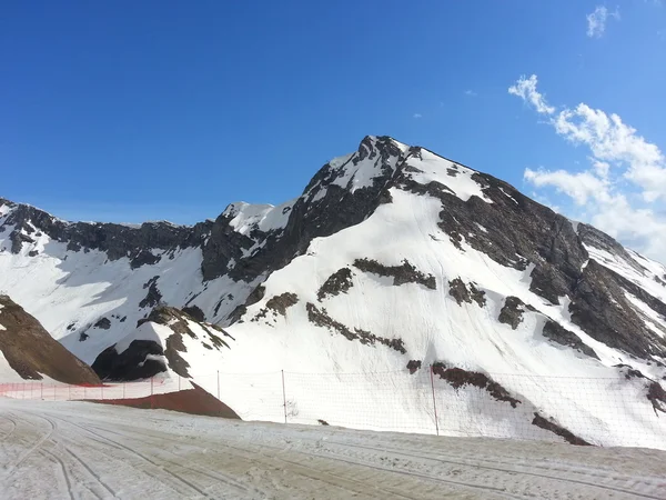 Снежные вершины гор Кавказа и голубое небо — стоковое фото
