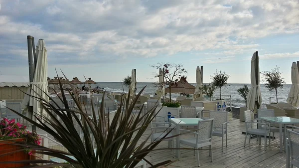 Café vacío en la playa del Mar Negro, temporada de terciopelo — Foto de Stock