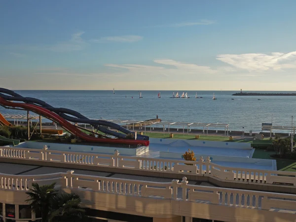 Parque acuático, paseo marítimo y veleros en el Mar Negro, resort Sochi, Rusia — Foto de Stock