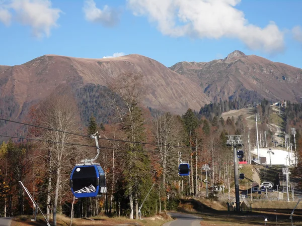 Estación de esquí en las montañas de Krasnaya Polyana, el teleférico, viaje a la cima —  Fotos de Stock