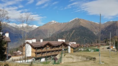 Kafkas Dağları, karla kaplı tepeler ve gökyüzü bulut ile Kayak Merkezi