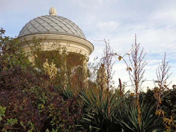 Rotunda no parque da cidade, bela natureza ao redor — Fotografia de Stock