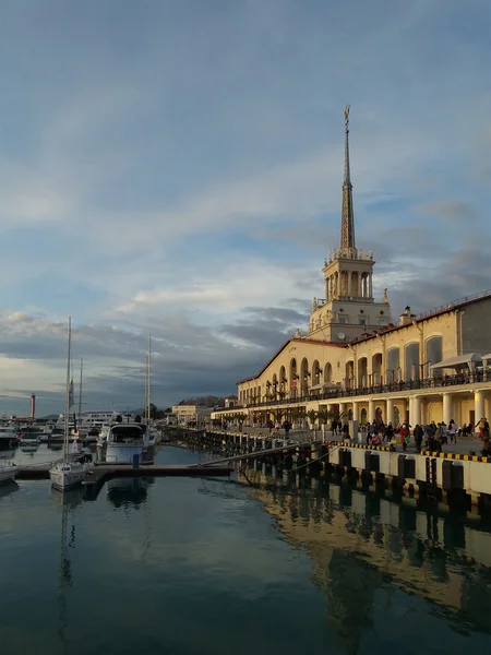 Noche en el puerto marítimo de Sochi, Rusia, 13 de febrero de 2016 — Foto de Stock