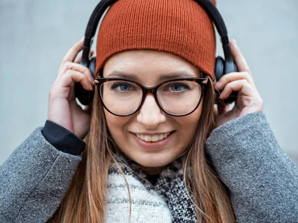 Retrato Cerca Una Hermosa Chica Con Mala Vista Los Auriculares Fotos de stock