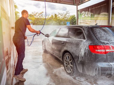 Gomel, Belarus - 24 Mayıs 2020: Bir oto yıkamada gri Audi A6 C6 S-Line yıkayan adam