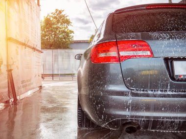 Gomel, Belarus - 24 Mayıs 2020: Bir oto yıkamada gri Audi A6 C6 S-Line yıkayan adam