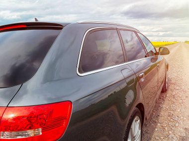 GOMEL, BELARUS-24 Mayıs 2020: Gri Audi A6 C6 S-Line bulutlu havada bir alanda