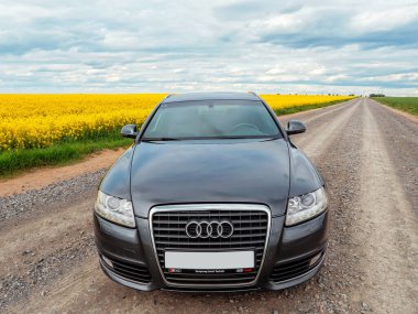 GOMEL, BELARUS-24 Mayıs 2020: Gri Audi A6 C6 S-Line bulutlu havada bir alanda