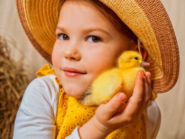 Küçük kızıl saçlı kız samanlı ördek yavrusu