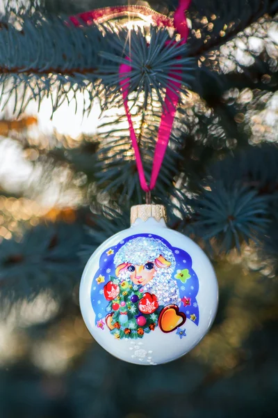 クリスマスの木の枝に羊クリスマス安ピカの年 — ストック写真