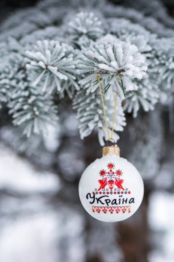Ukrayna önemsiz şey Noel ağacı. İnci üzerinde yazılı kelime