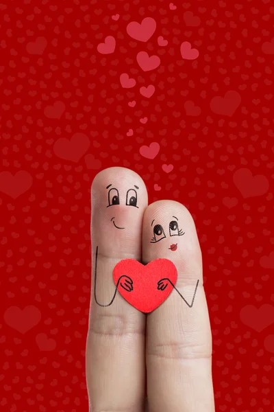 Los amantes están abrazando y sosteniendo el corazón rojo. Feliz San Valentín tema de la serie. Imagen de stock —  Fotos de Stock