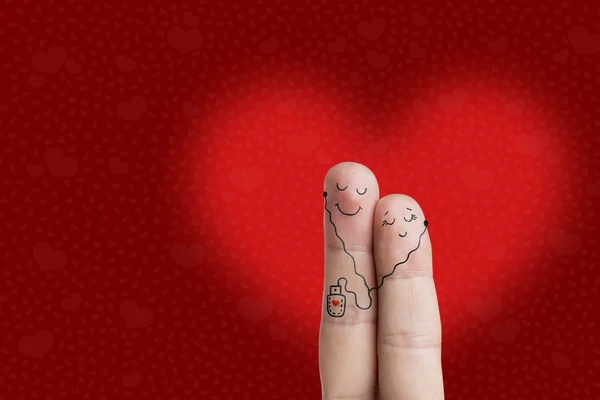 Happy Valentine's Day Themaserie. De kunst van de vinger van een gelukkige paar. Liefhebbers is omarmen en muziek luisteren. Stock beeld — Stockfoto