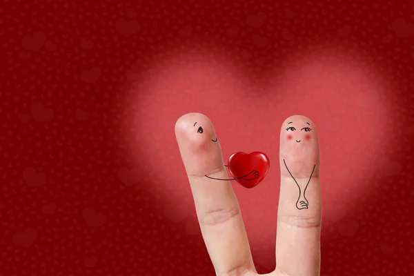 Los amantes están abrazando y sosteniendo el corazón rojo. Feliz San Valentín tema de la serie. Imagen de stock —  Fotos de Stock