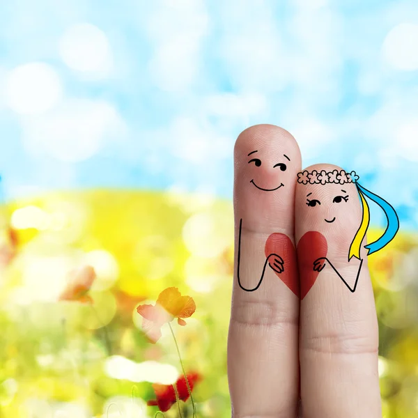 Arte de dedos. Los amantes están abrazando y sosteniendo el corazón rojo. Ucrania. Imagen de stock —  Fotos de Stock