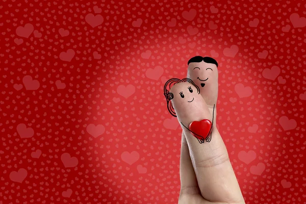 Finger art. Gli amanti stanno abbracciando e tenendo il cuore rosso. Immagine stock — Foto Stock