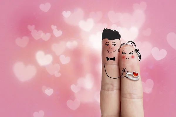 행복 한 커플의 개념적 손가락 예술입니다. 남자는 반지를 주고 있다. 재고 이미지 — 스톡 사진