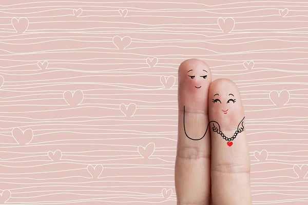 El arte conceptual del dedo de una pareja feliz. El hombre está dando un corazón collier. Imagen de stock — Foto de Stock