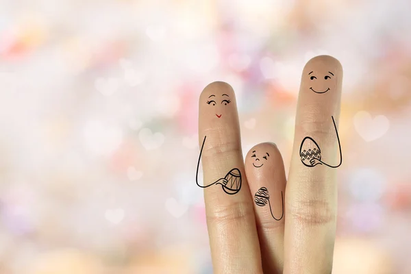 Conceptual Easter Finger Art. La familia sostiene huevos pintados. Imagen de stock —  Fotos de Stock