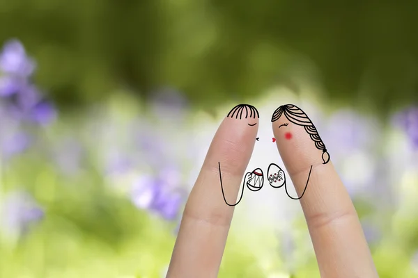 Conceptuel Pâques Finger Art. Un couple tient des œufs peints. Image de stock — Photo