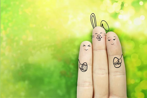 Conceptual Easter Finger Art. Pareja con conejito están sosteniendo huevos pintados. Imagen de stock — Foto de Stock