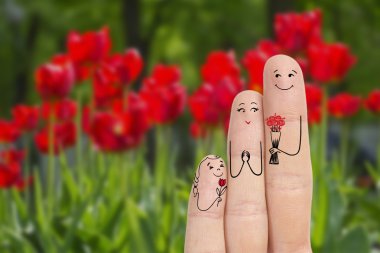 Kavramsal aile parmak sanat. Baba ve kız çiçek annesi veriyoruz. Stok görüntü.