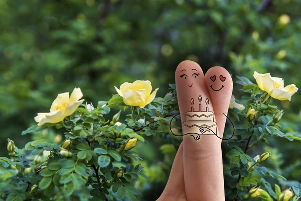 Casal está abraçando e segurando bolo de aniversário com velas — Fotografia de Stock