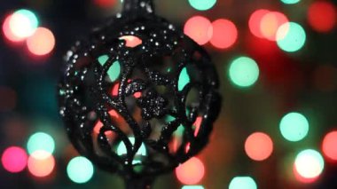 Pırıltı çelenk bir arka plan üzerinde Noel süsleri