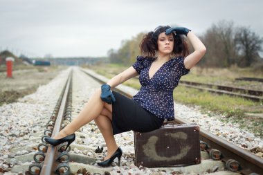 Yalnız kız tren bekliyorsun