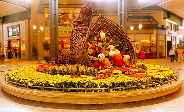 Carrefour Laval interior mall, Canadá Cesta de frutas y verduras — Foto de Stock