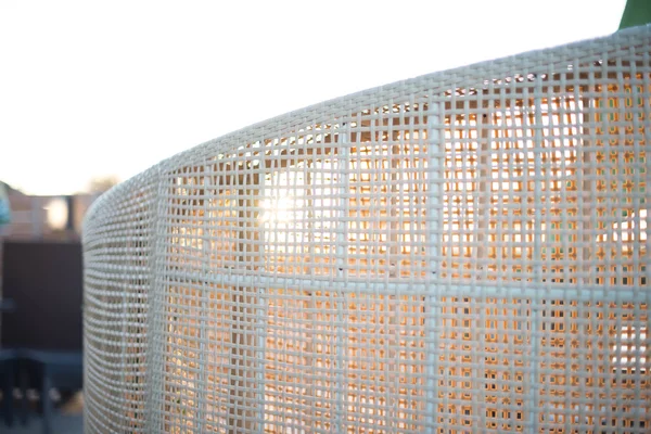 Güneş ışınları ile ahşap ızgara sandalye