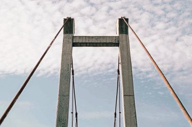 Yüksek asma köprü destek