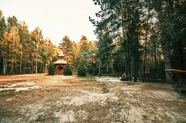 Holzkirche in der Nähe des heiligen Frühlings Sommernachmittag. orlowskoje polesje — Stockfoto