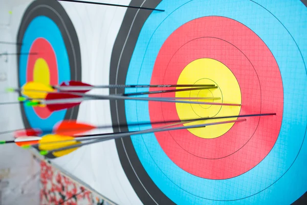 Para golpear la marca con tiro con arco objetivo — Foto de Stock