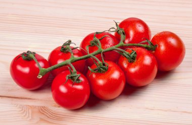 ahşap tahta üzerinde domates