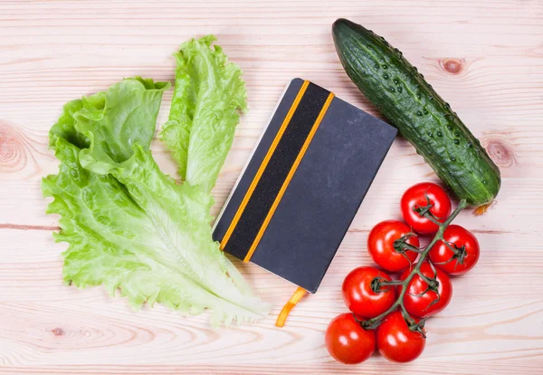 Cuaderno con recetas y verduras — Foto de Stock
