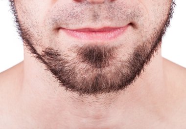 Genç sakallı adam karşı gri arka plan ayakta Close-Up