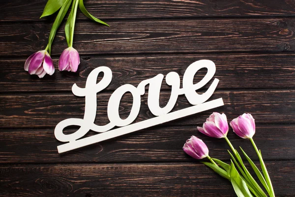 Inschrift Liebe und Tulpe — Stockfoto