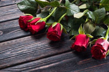 Bir ahşap üzerine gül buketi