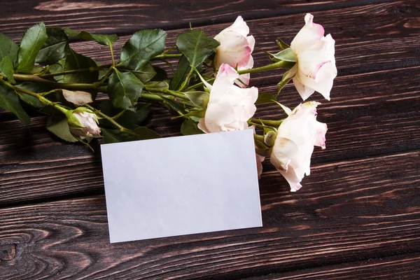 Rosas e cartão em madeira — Fotografia de Stock