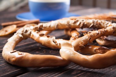 Ahşap tahta üzerinde Bavyera simit.