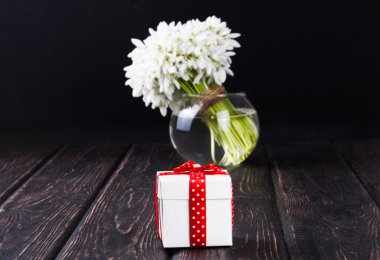 buket kardelen cam aranjman