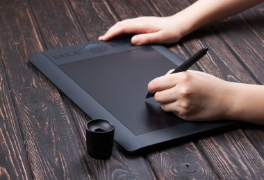 El üzerinde bir dijital grafik tablet çizim