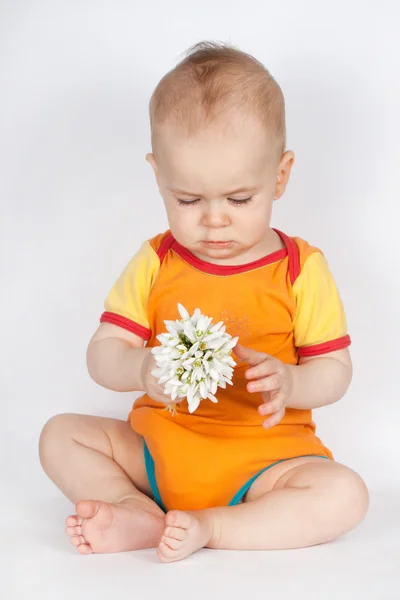 Spring portrait boy with bouquet of flowers. Child with white snowdrops. studio portrait. — Stock Photo, Image