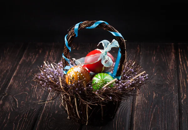 Sepette paskalya yumurtası — Stok fotoğraf