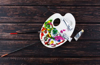 Bir ahşap tahta üzerinde boya lekeleri.