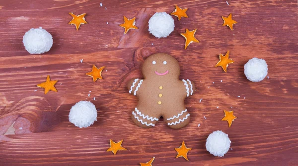 ジンジャーブレッドクッキーとクリスマスの装飾 — ストック写真